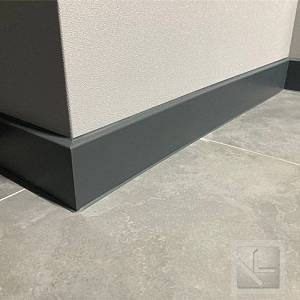 Плінтус Cubu flex 80-1209 (80*13*2500) антрацит 2,5 м
